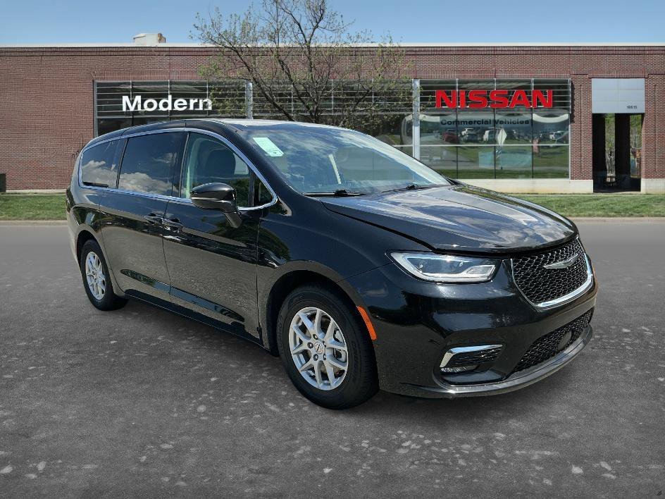 Used 2024 Diamond Black Crystal Pearlcoat Chrysler Touring L image 5