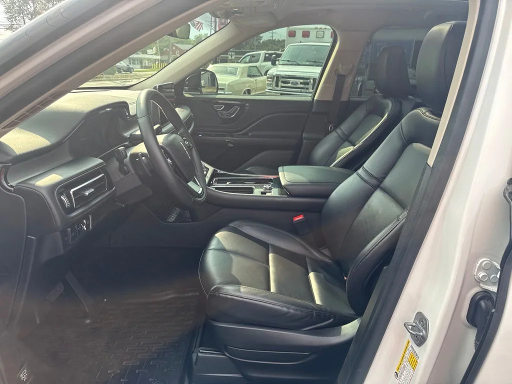 Used 2023 White Metallic Lincoln Standard image 11