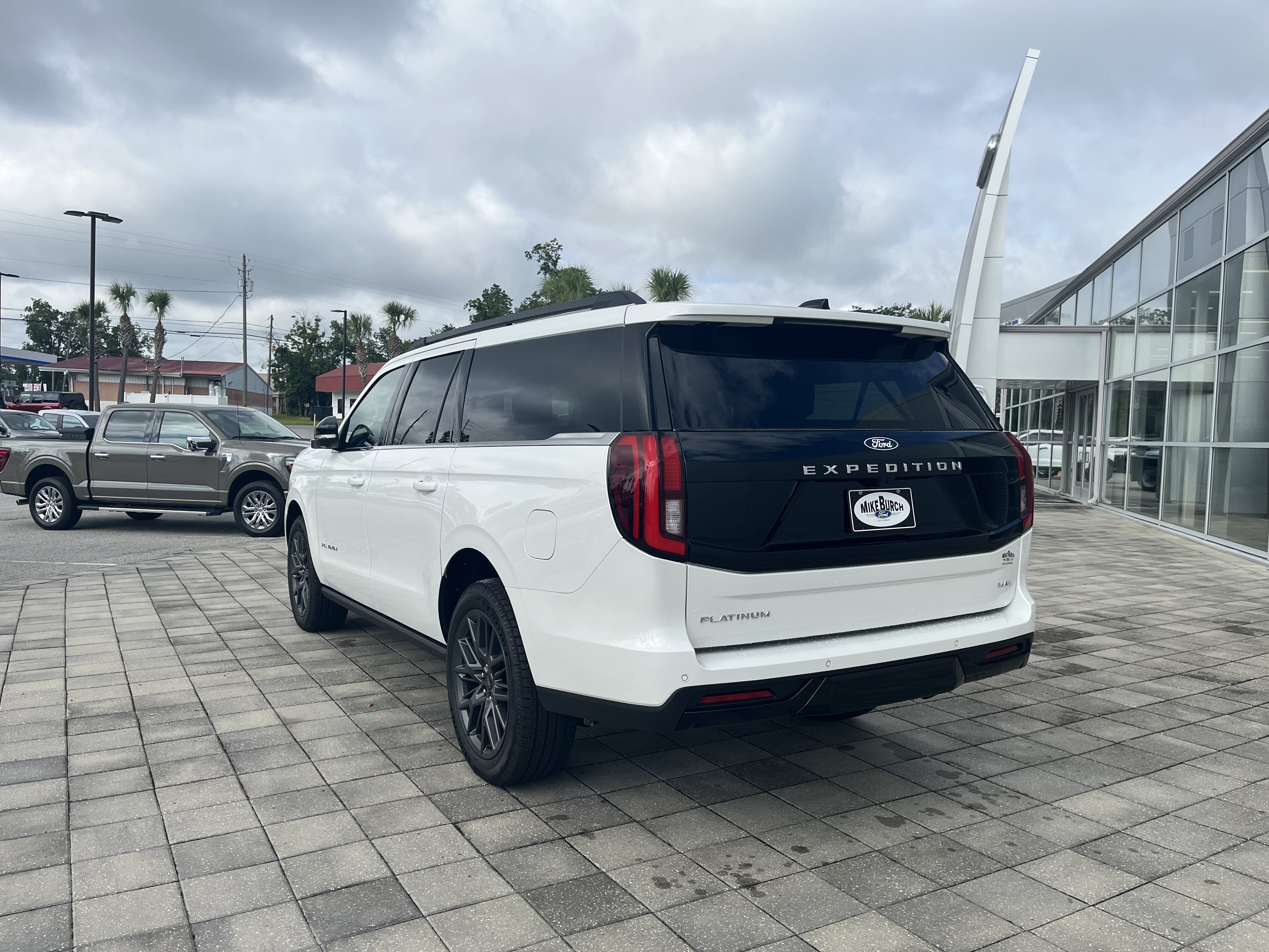 New 2027 Star White Metallic Tri-Coat Ford Platinum image 4