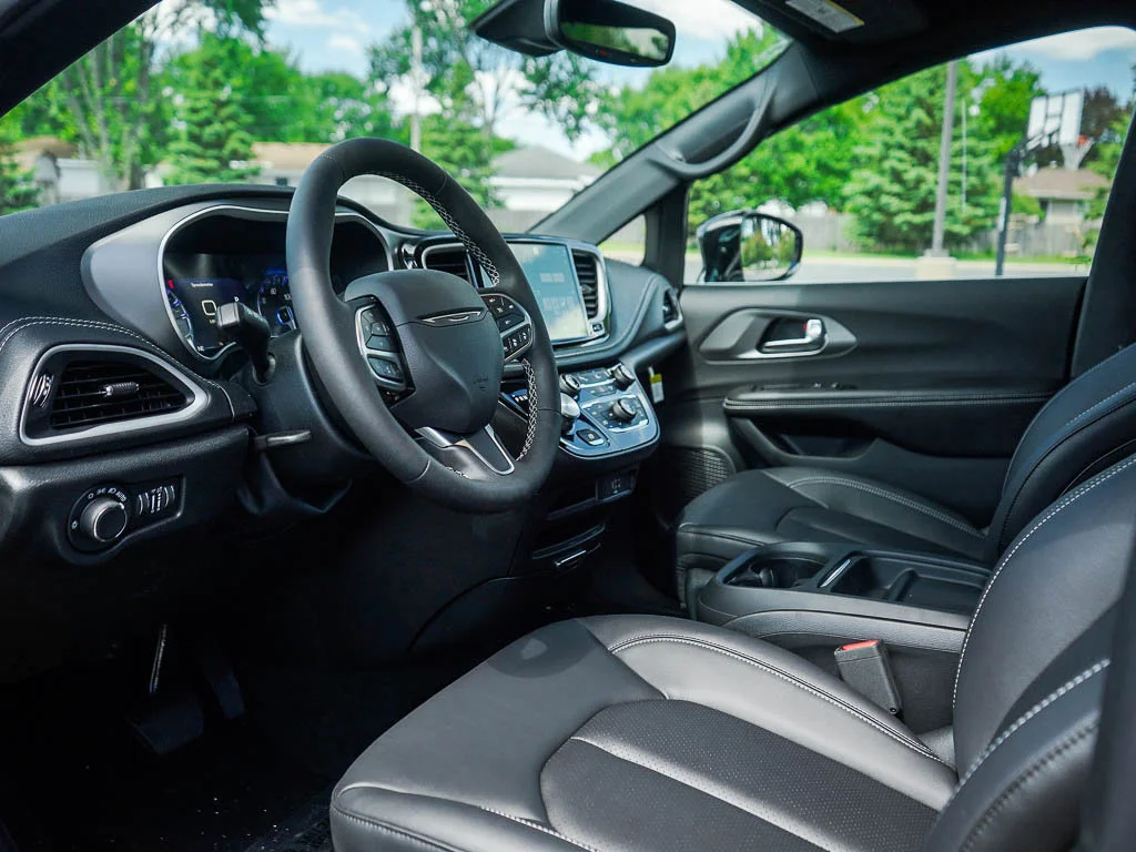 New 2027 Diamond Black Crystal Pearlcoat Chrysler Select image 18