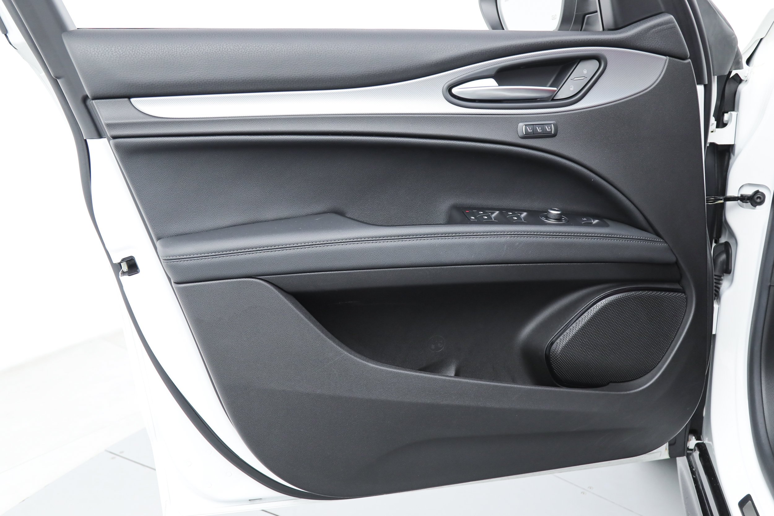 New 2025 Milano White Exterior Paint Alfa Romeo  image 14