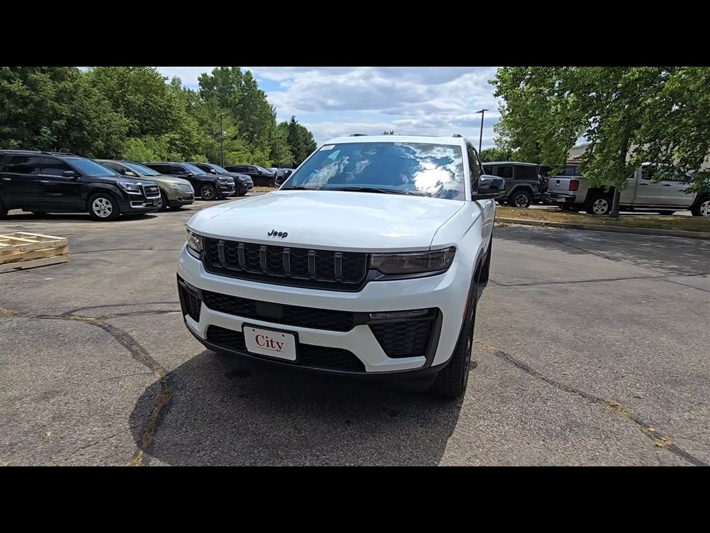 New 2026 Bright White Clear-Coat Exterior Paint Jeep Limited image 4