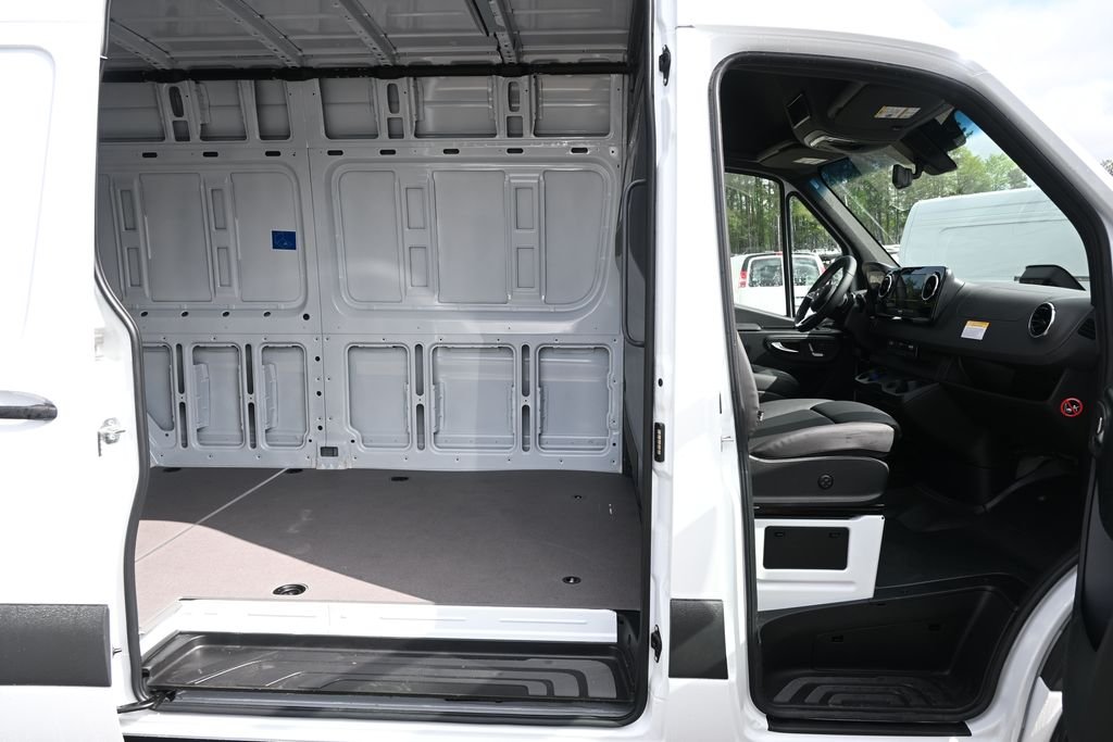 Used 2026 Arctic White Mercedes-Benz Cargo 170 WB image 22