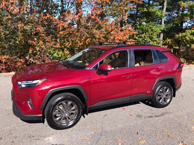 Used 2024 Pearl Toyota XLE Premium image 39