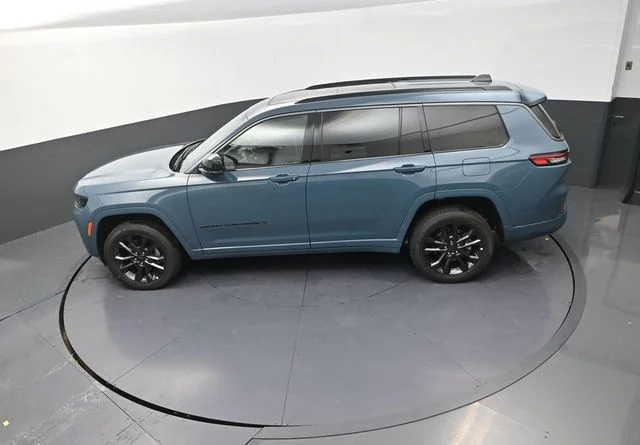 New 2026 Steel Blue Exterior Paint Jeep Limited Reserve image 14