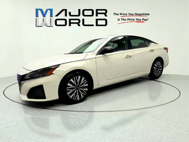 Used 2025 White Nissan 2.5 SV image 4