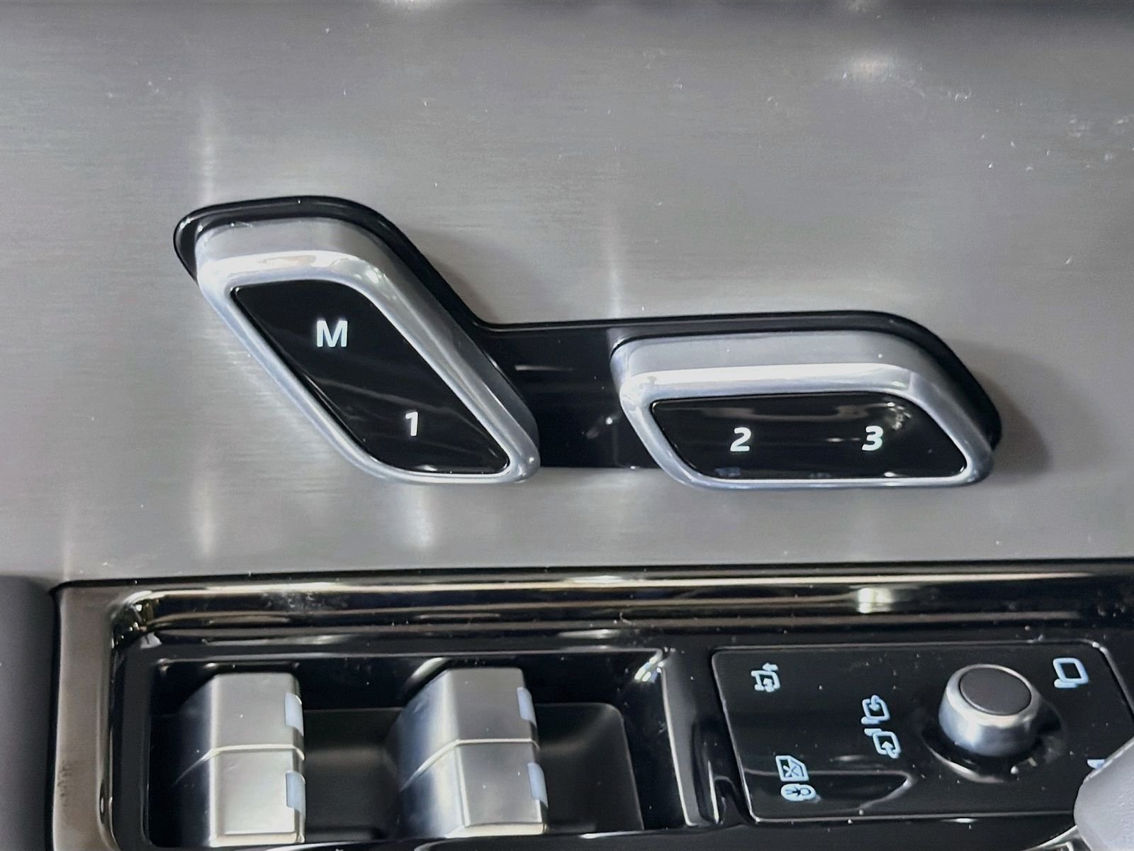 New 2026 Santorini Black Land Rover Dynamic SE image 24