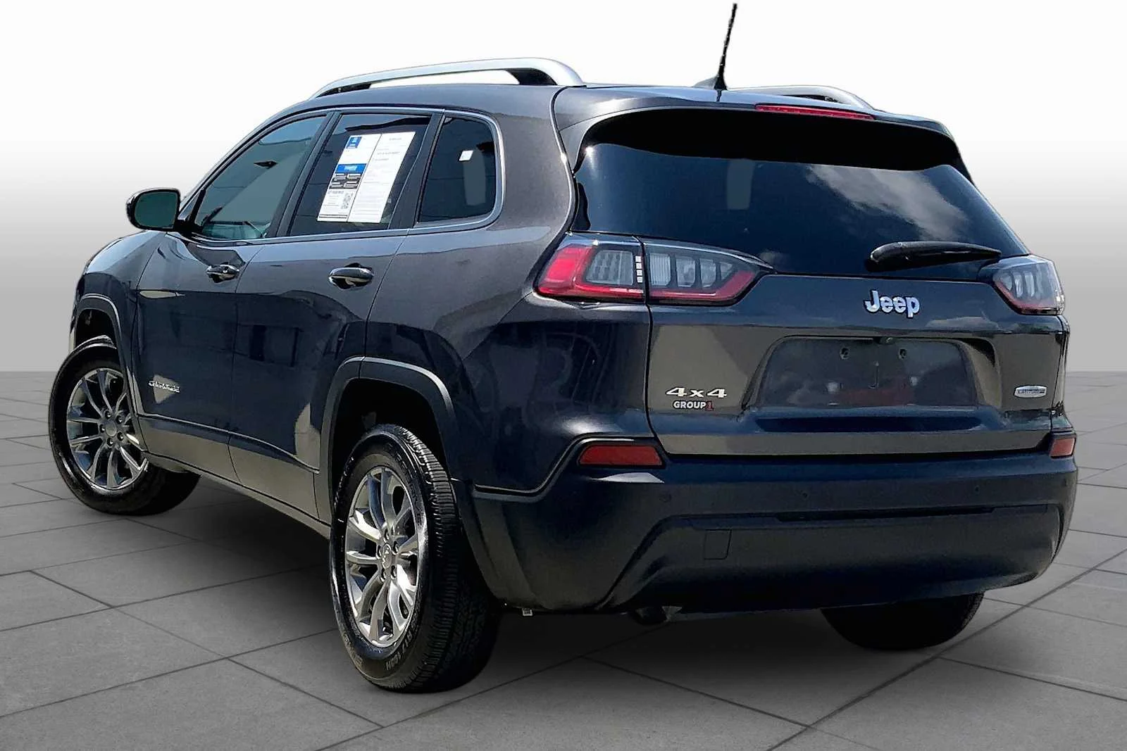 Used 2020 Granite Crystal Metallic Clearcoat Jeep Latitude Plus image 12