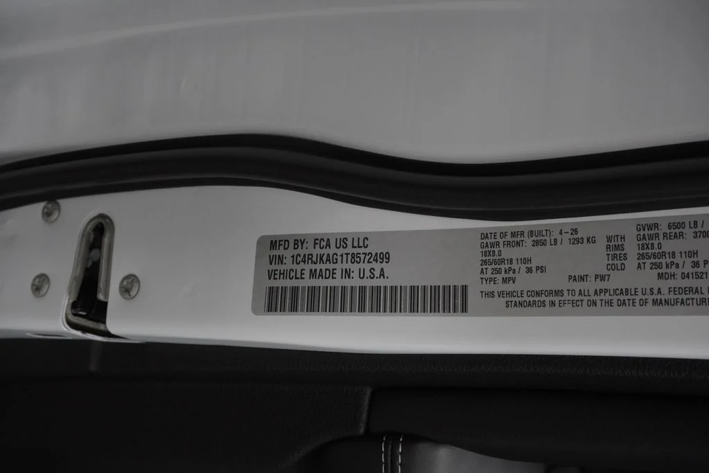 New 2026 Bright White Clear-Coat Exterior Paint Jeep Laredo image 40