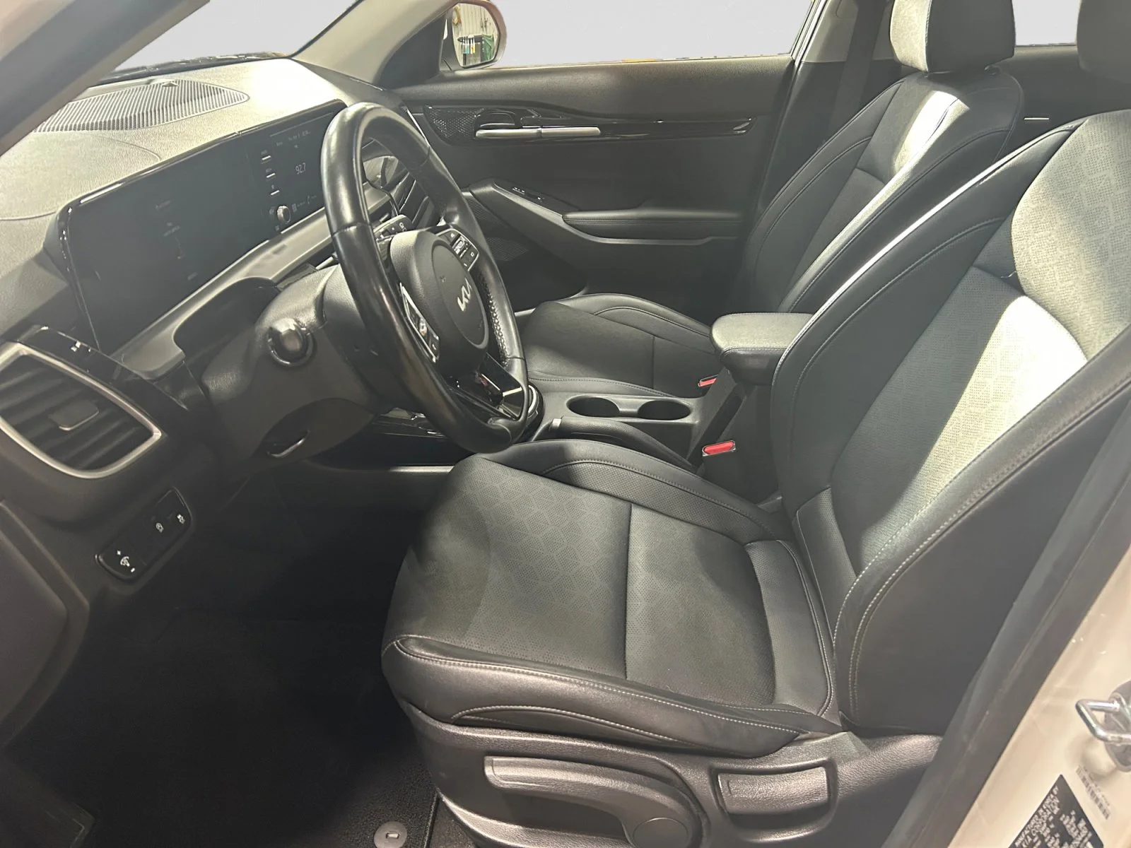 Used 2024 WHITE Kia EX AWD image 13