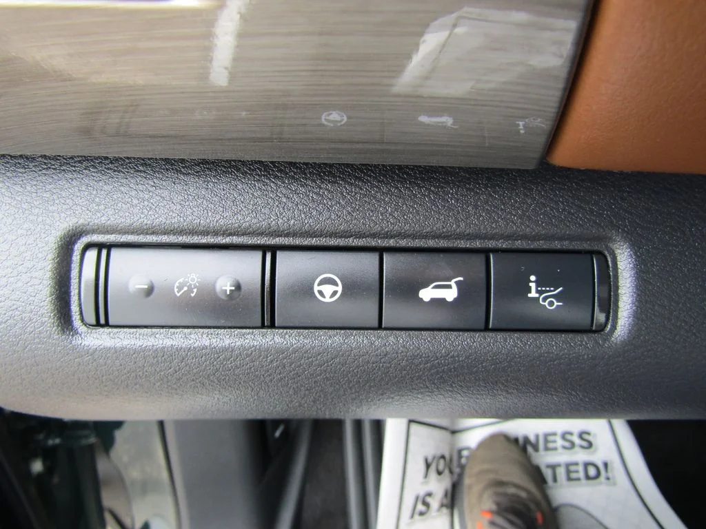 Used 2025 Obsidian Green Pearl Nissan Platinum image 27