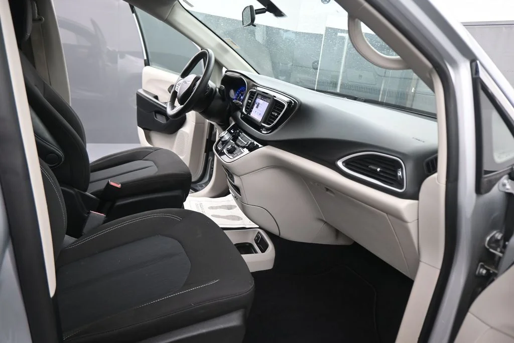 Used 2022 Silver Chrysler LX image 46