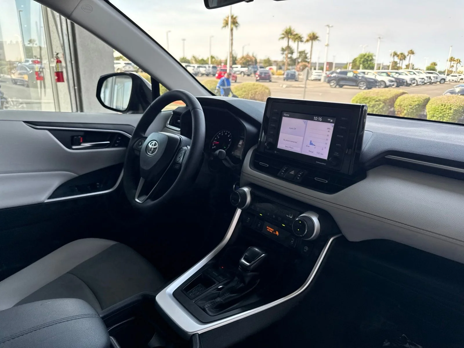 Used 2020 Midnight Black Metallic Toyota XLE Premium image 25