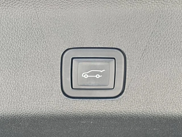 Used 2023 Iridescent Pearl Tricoat Chevrolet Premier image 32