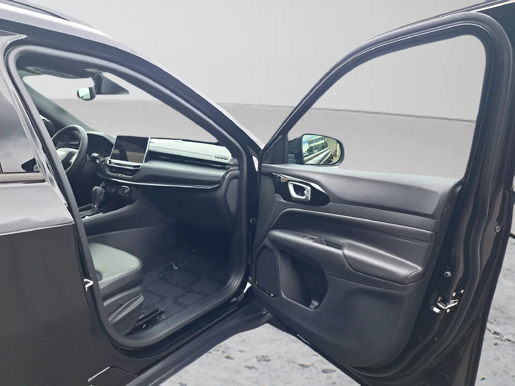 New 2026 Diamond Black Crystal Pearl-Coat Exterior Paint Jeep Latitude image 15