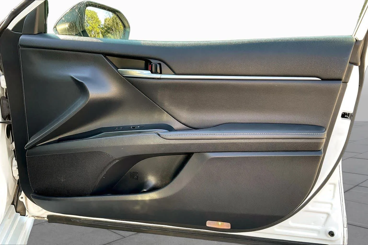 Used 2020 Wind Chill Pearl/Midnight Black Metallic Toyota XSE image 23