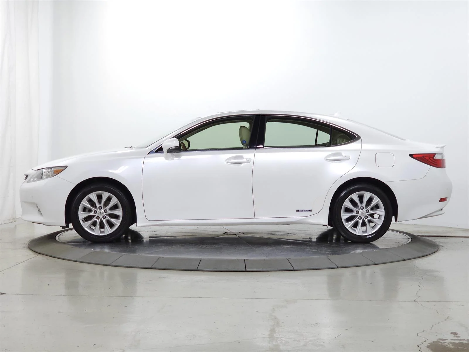 Used 2014 White Lexus  image 4