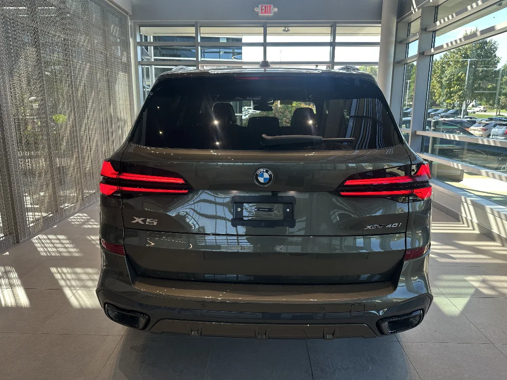 New 2026 Manhattan Green Metallic BMW xDrive40i image 5