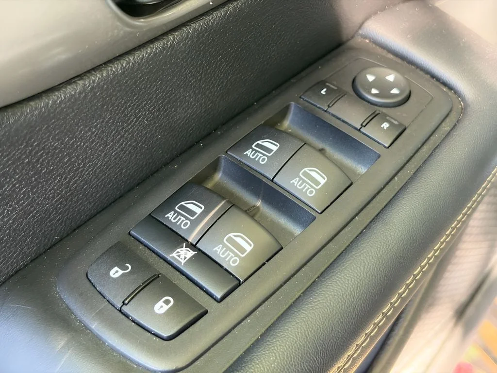 Used 2025 Diamond Black Crystal Pearlcoat Chrysler Select image 17