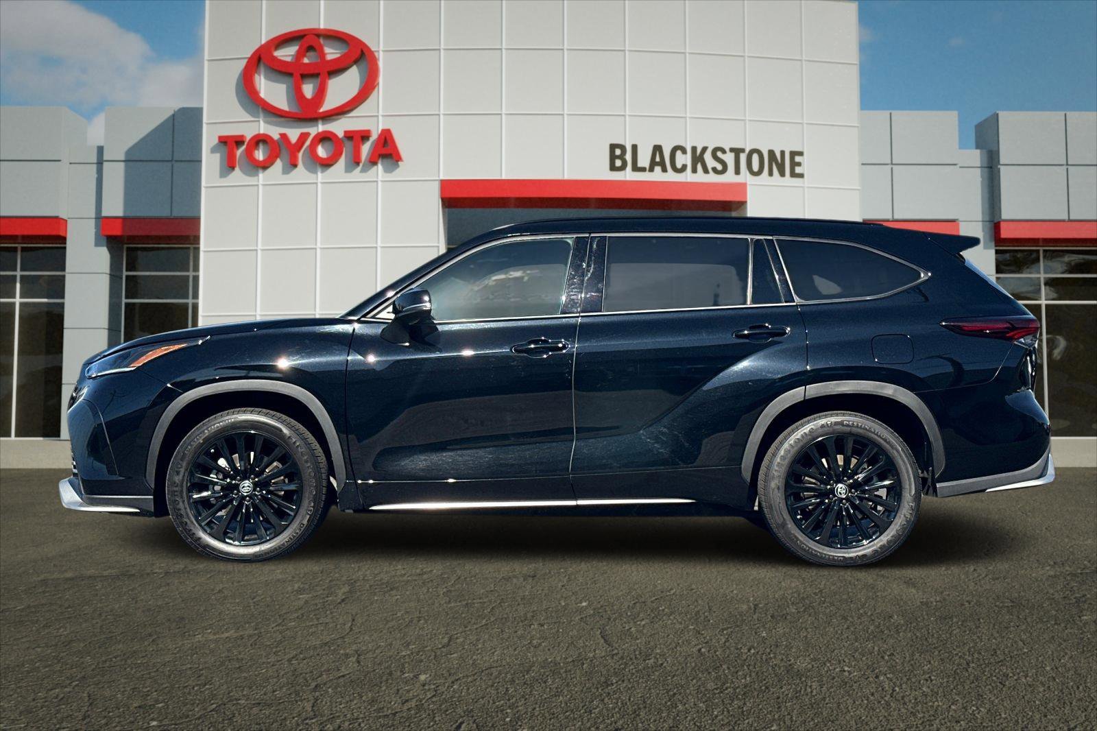2025 Toyota Highlander LE - Photo 6