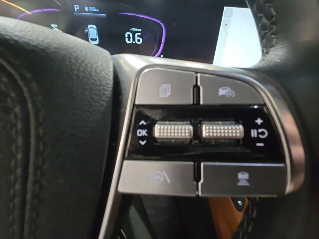 Used 2024 White Kia EX X-Line image 19