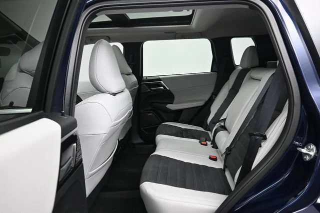 Used 2025 Cosmic Blue Met Mitsubishi SE image 20