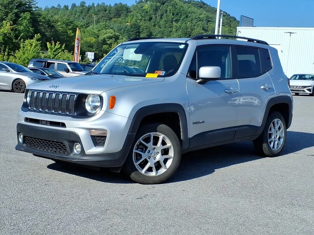 Used 2021 Silver Jeep Latitude image 2