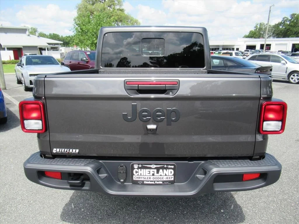 New 2026 Granite Crystal Metallic Clear-Coat Exterior Paint Jeep Sport S image 6