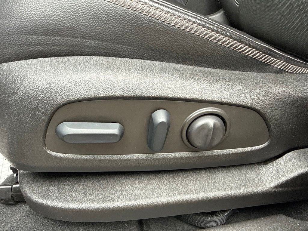 Used 2022 White GMC Denali image 24