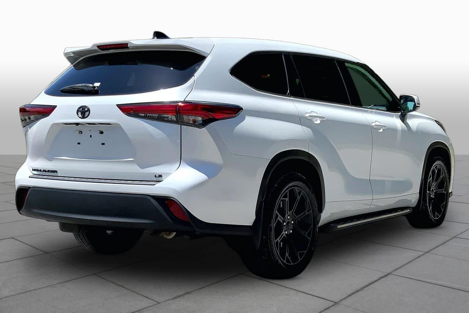 Used 2022 Wind Chill Pearl Toyota LE image 13