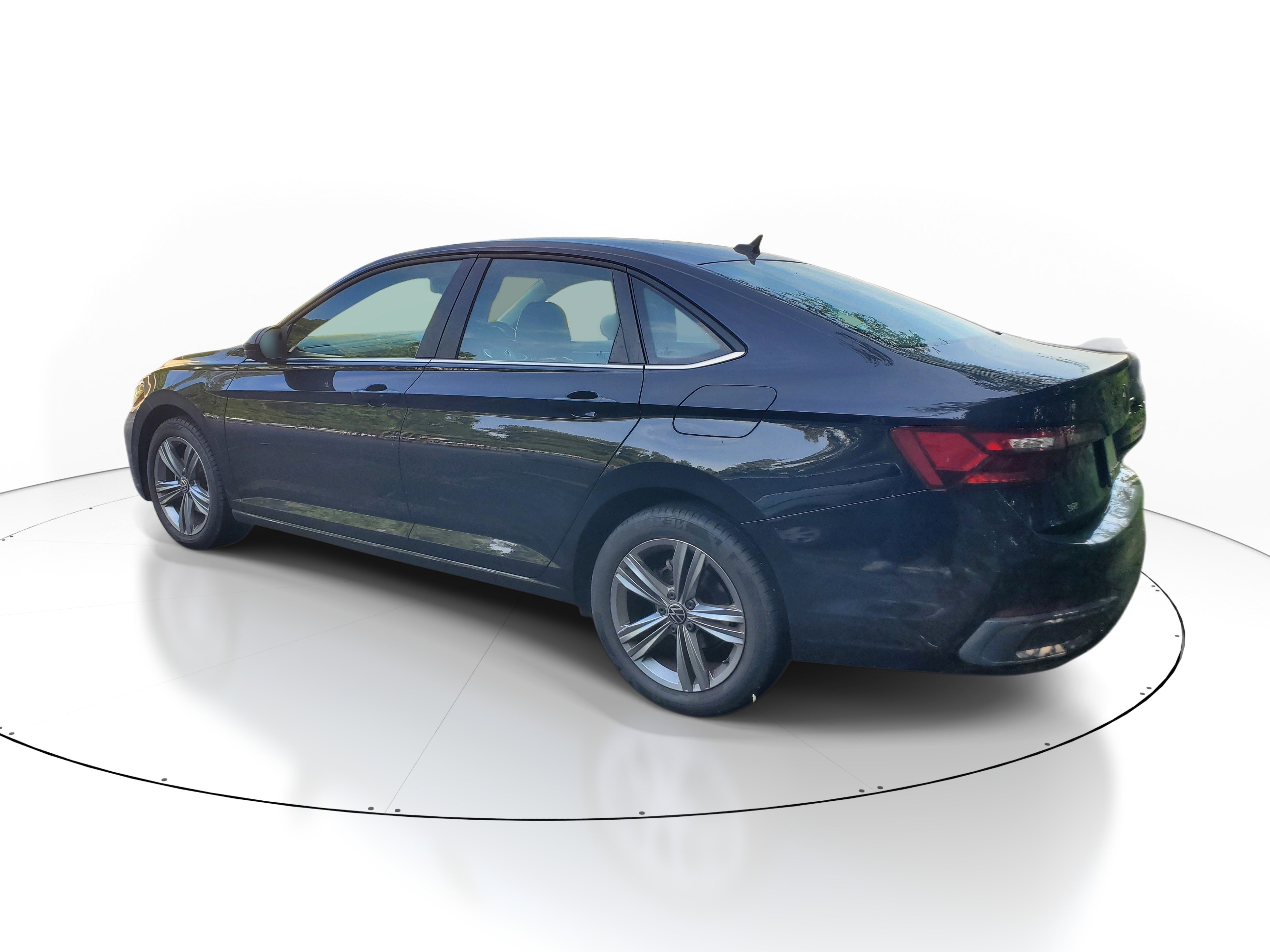 Used 2024  Volkswagen SE image 4