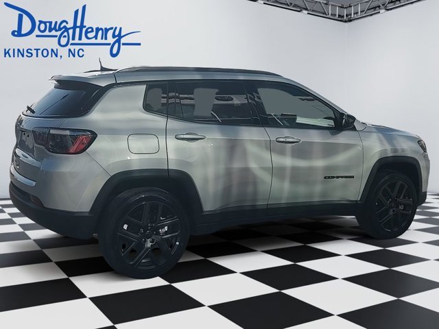 New 2026 Silver Zynith Metallic Clear-Coat Exterior Paint Jeep Latitude Altitude image 6