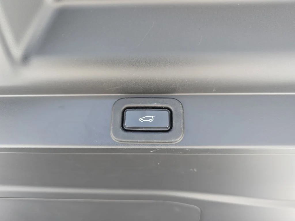 Certified Used 2023 Portofino Blue Metallic Land Rover Autobiography image 13