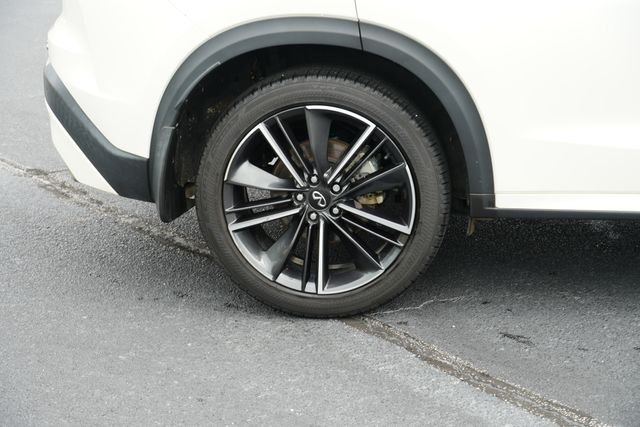 Used 2023 White INFINITI LUXE image 10