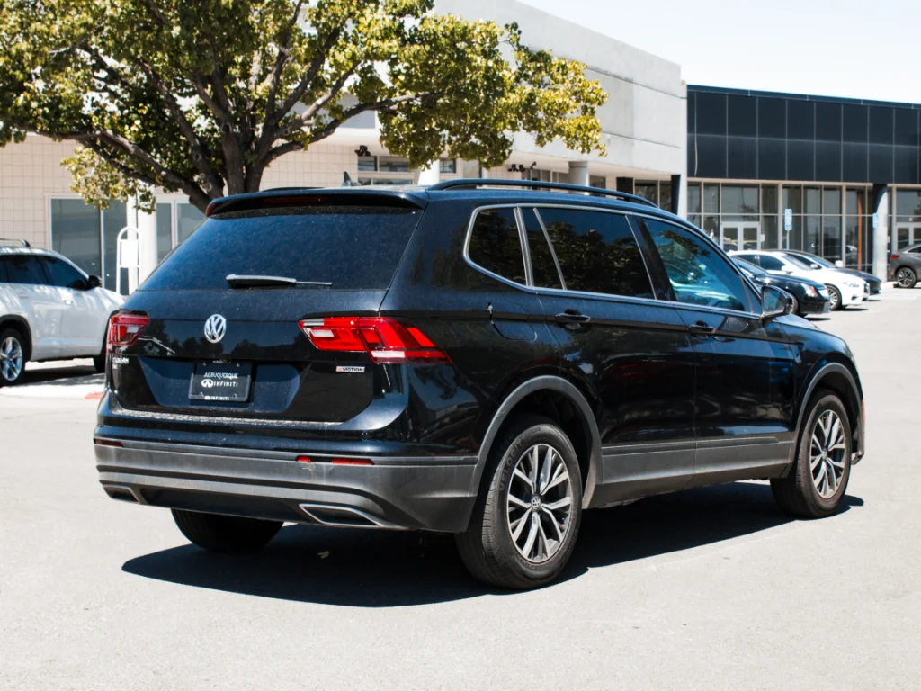 Used 2019 Deep Black Pearl Volkswagen SE image 5