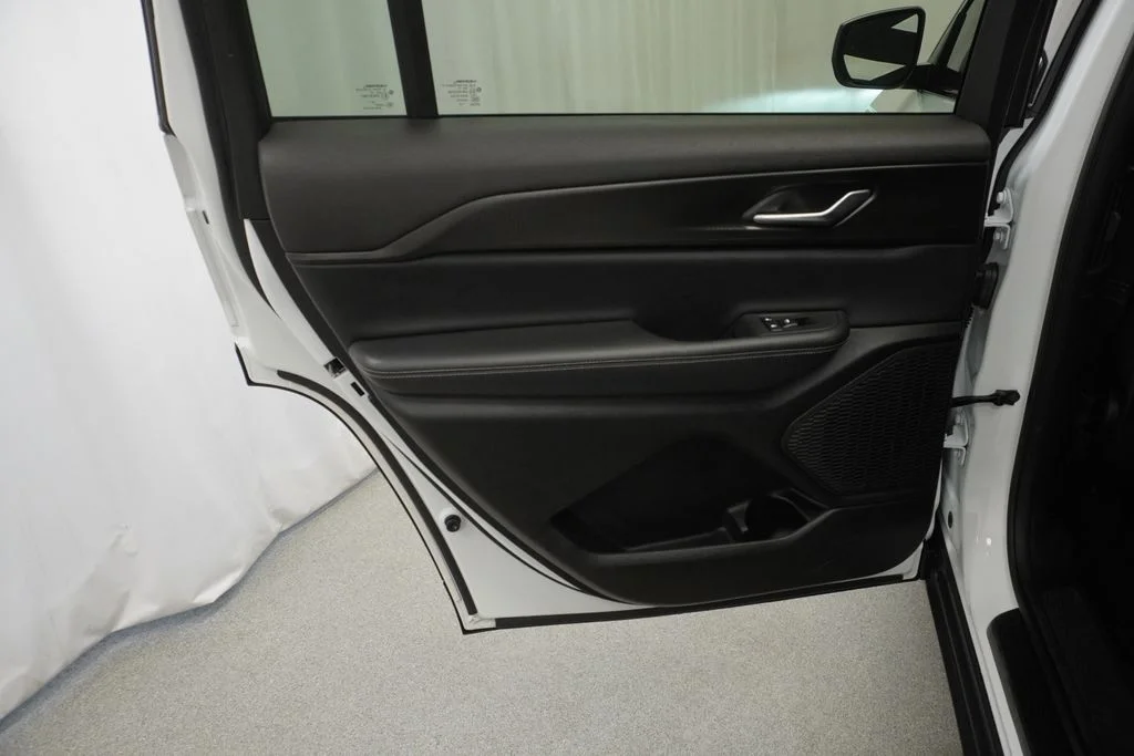 Used 2023 White/off-white Jeep Laredo image 43
