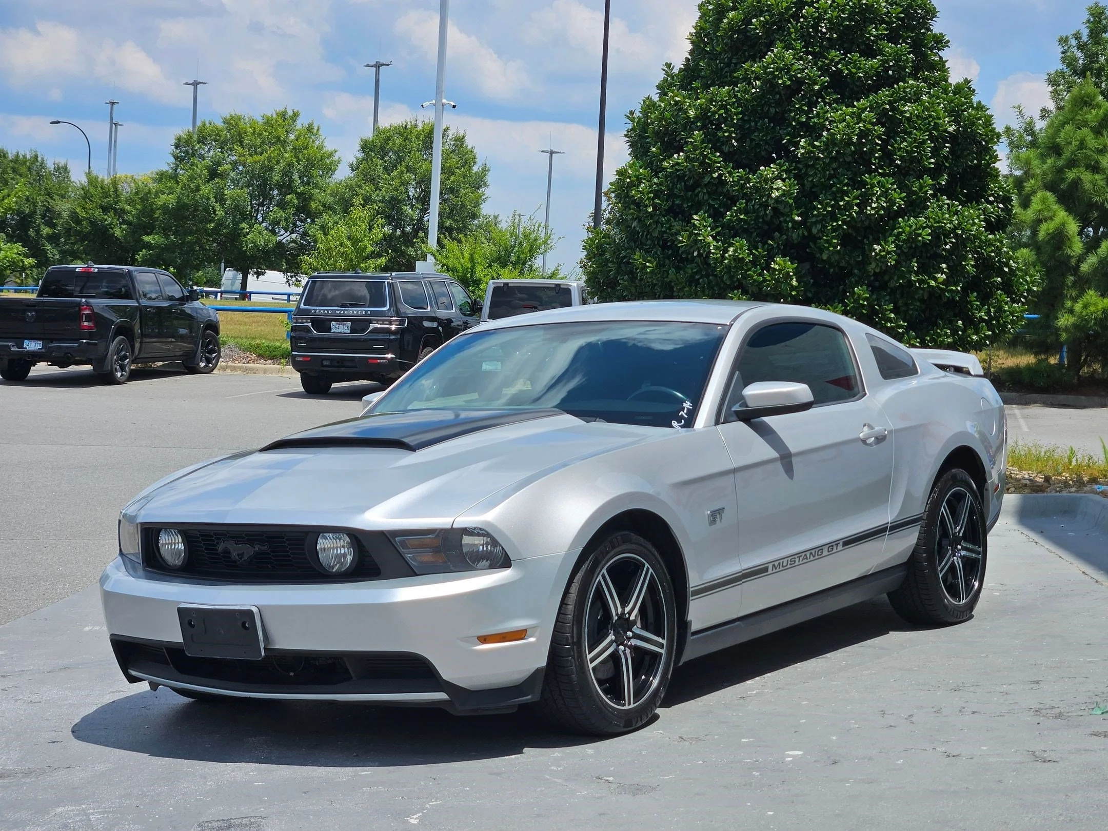 Used 2010 Brilliant Silver Metallic Ford GT Premium image 3