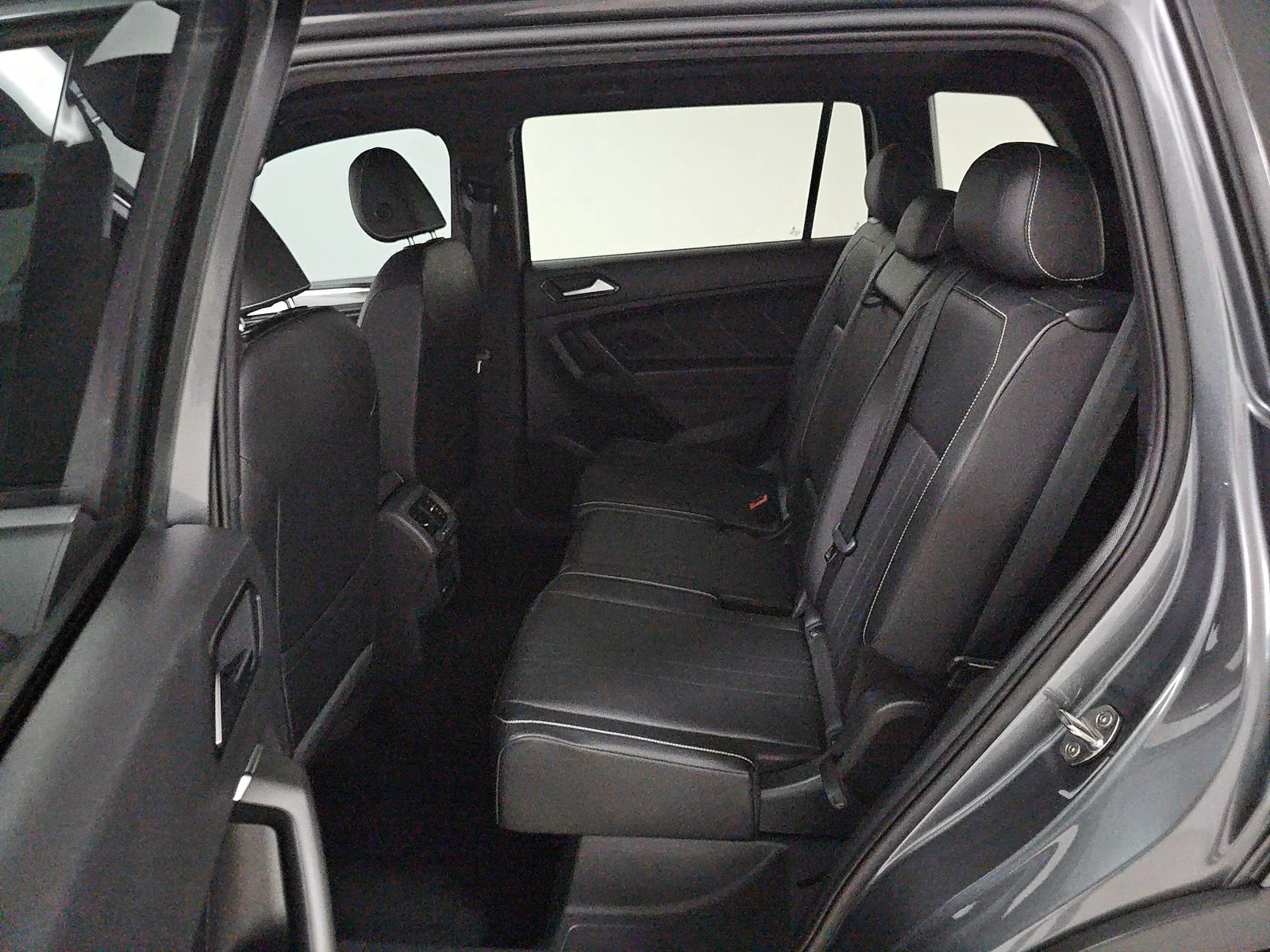 Used 2022  Volkswagen 2.0T SE R-Line Black image 4