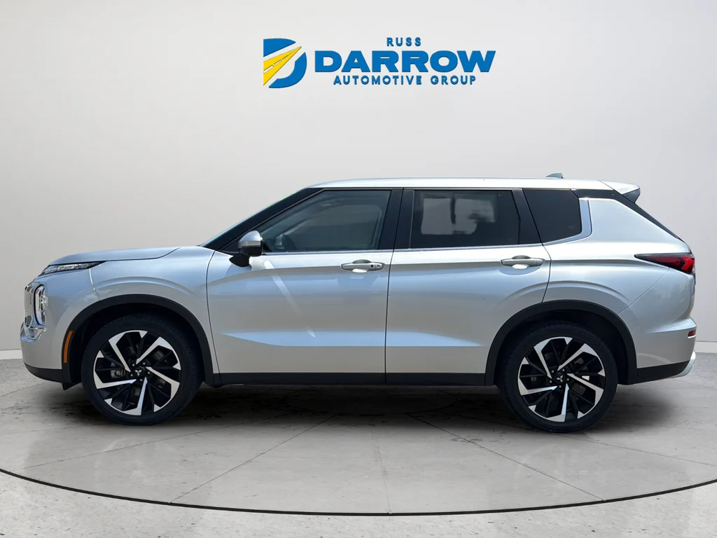 Used 2024 Silver Mitsubishi SE image 2