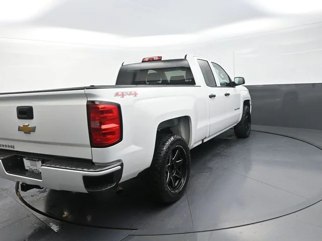 Used 2016 White Chevrolet Custom image 10