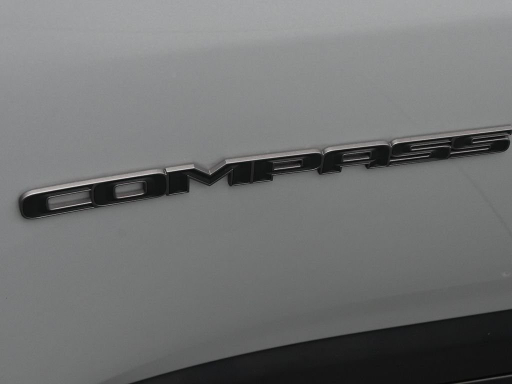 New 2026 Silver Zynith Metallic Clearcoat Jeep Latitude image 13