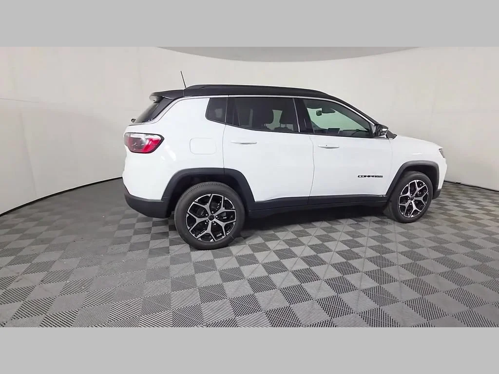 New 2026 Bright White Clear-Coat Exterior Paint Jeep Limited image 23