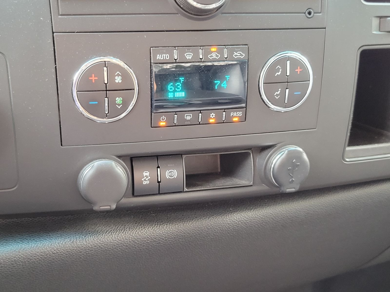 Used 2013 White GMC SLE image 21