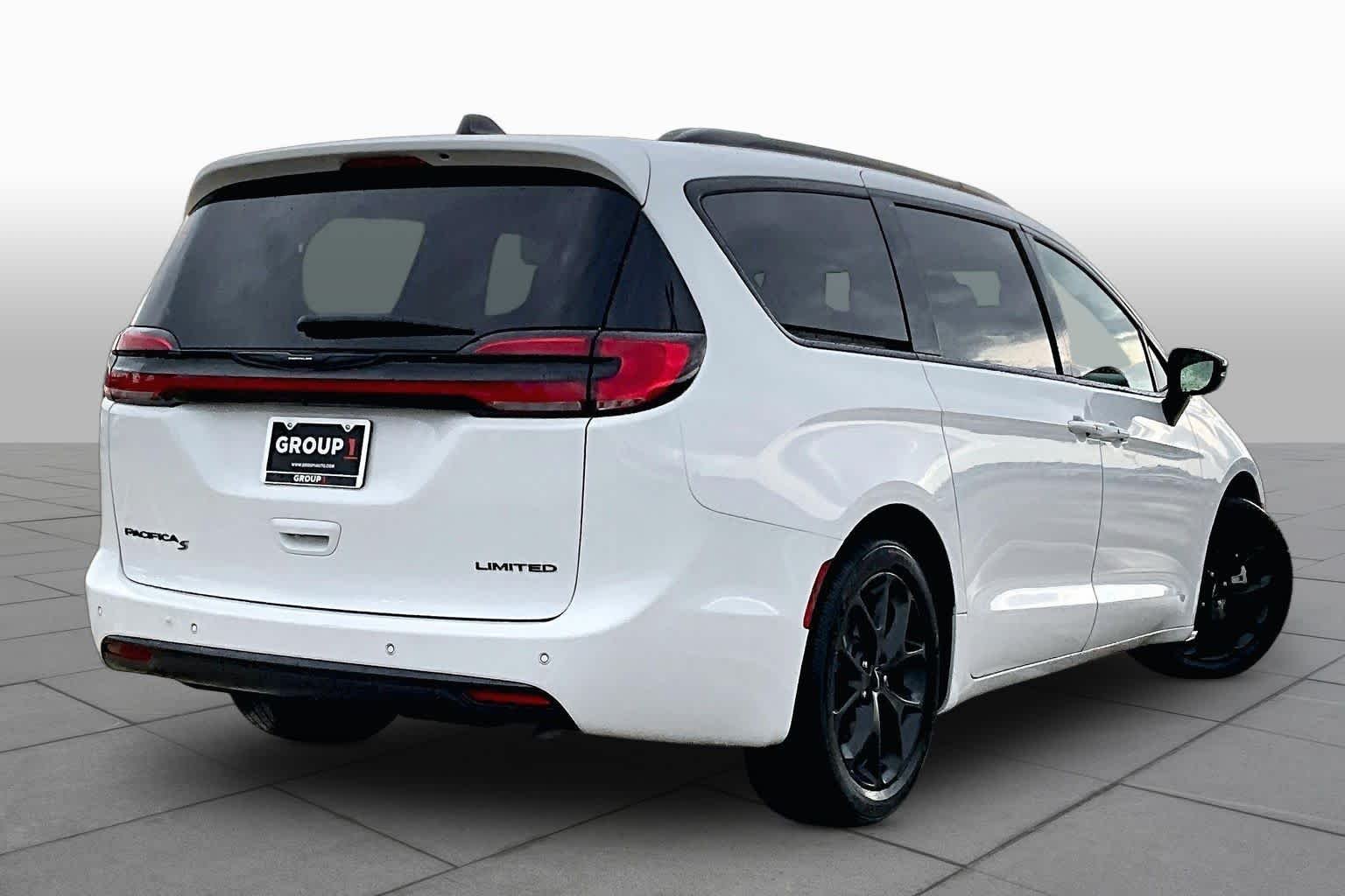 Used 2025 Bright White Clearcoat Chrysler Limited image 13