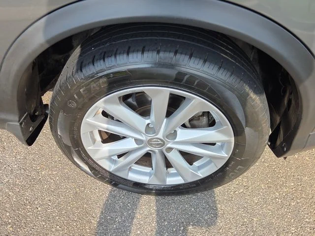 Used 2018 Gray Nissan S image 16