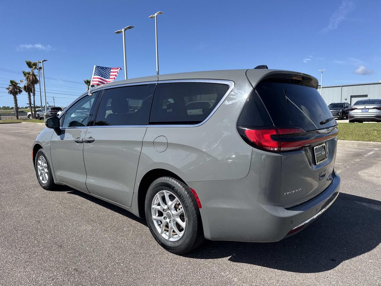 2023 Chrysler Pacifica Touring L - Photo 7