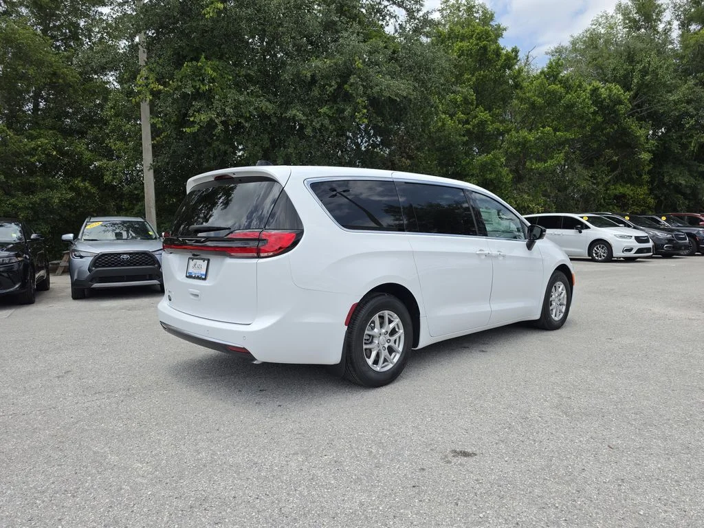 New 2027 Bright White Clear-Coat Exterior Paint Chrysler Select image 4