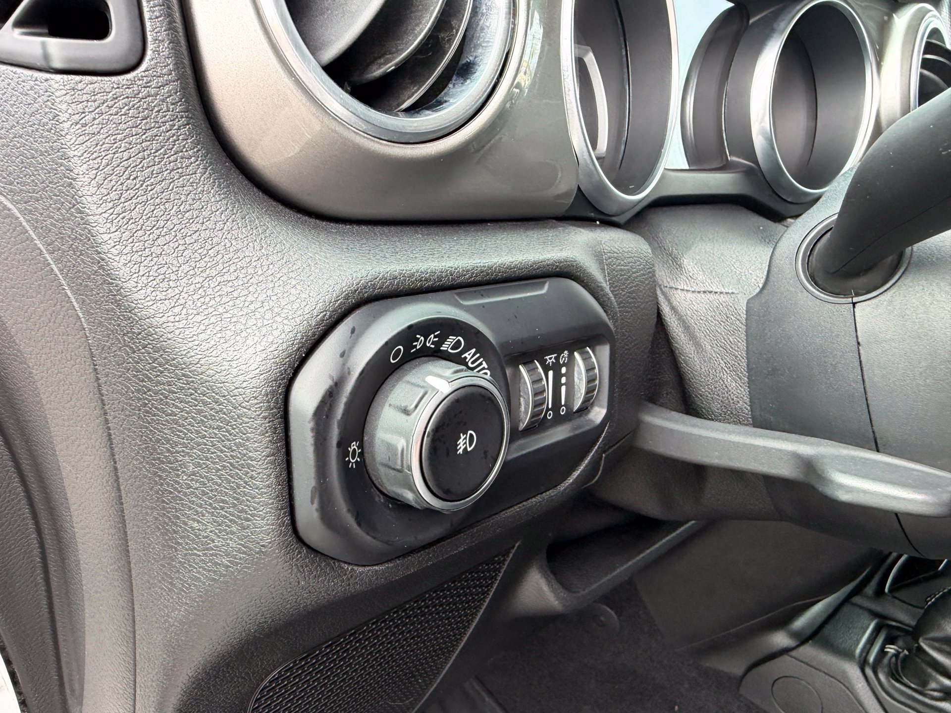 Used 2020 White Jeep Unlimited Sahara image 29