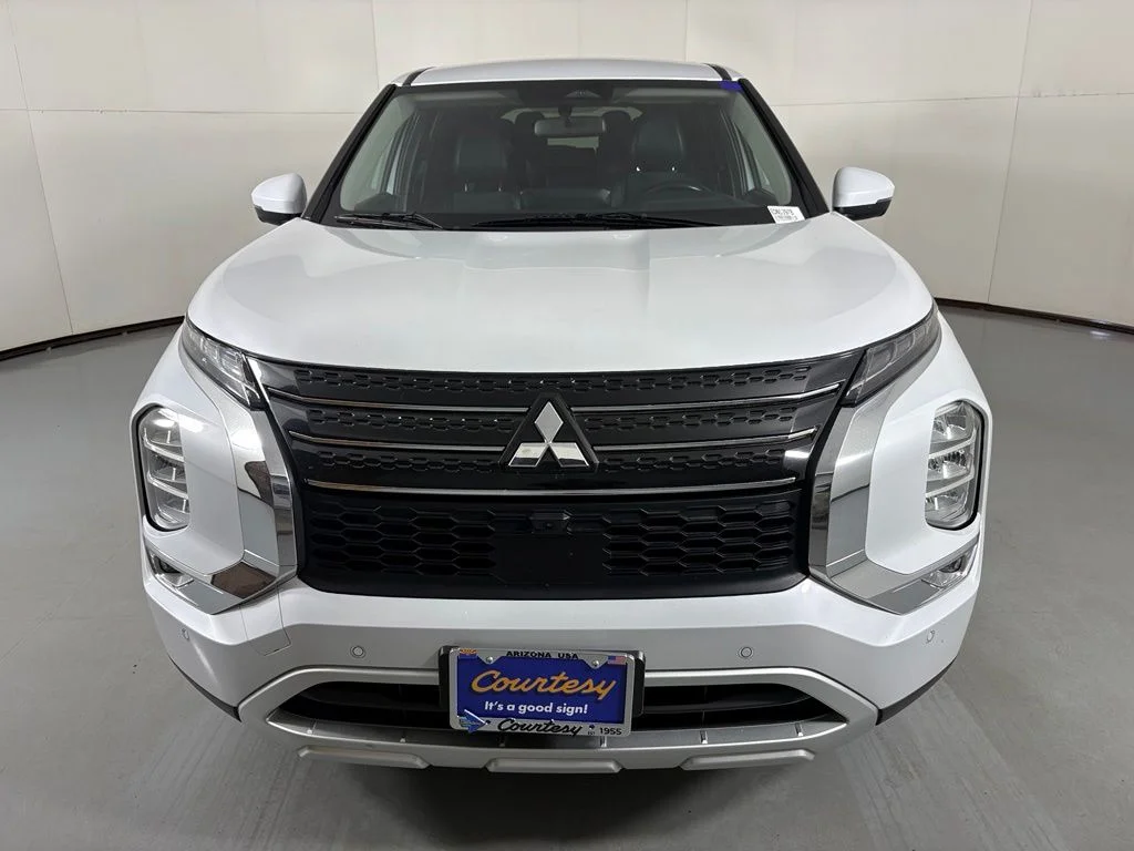 Used 2024 White Mitsubishi SE image 3