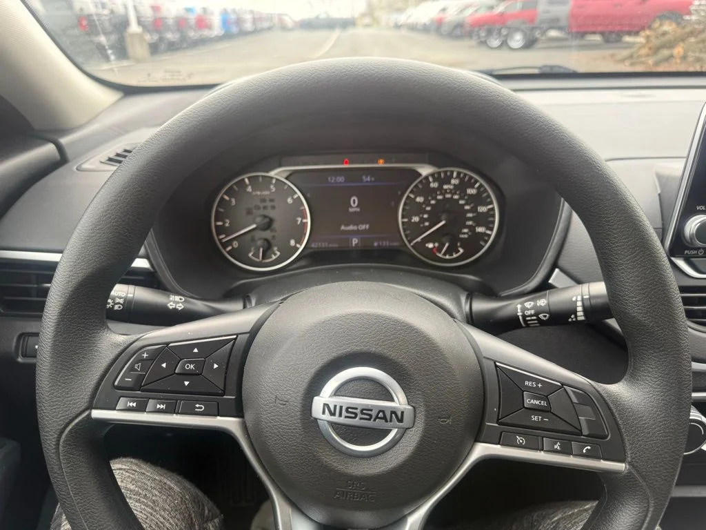 Used 2022 White Nissan 2.5 image 20